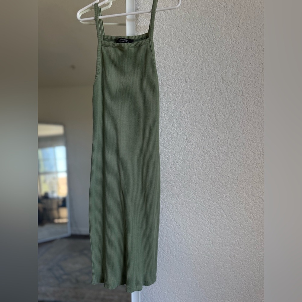 Green Sleeveless Fitted Dress